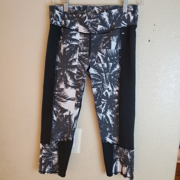 Fabletics Palm Tree Black Cropped Leggings - Picture 6 of 7